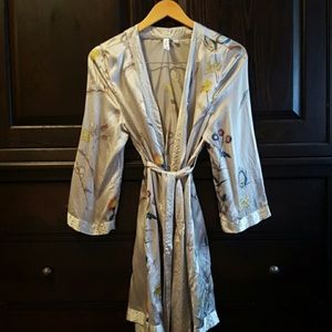 silk silver flower robe. in great condition but wrinkly